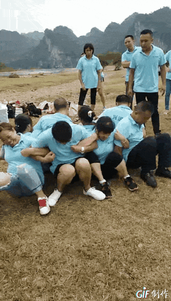 宝宝心里苦 团结就是力量 此环节游戏中考验的就是队员间互帮互助的